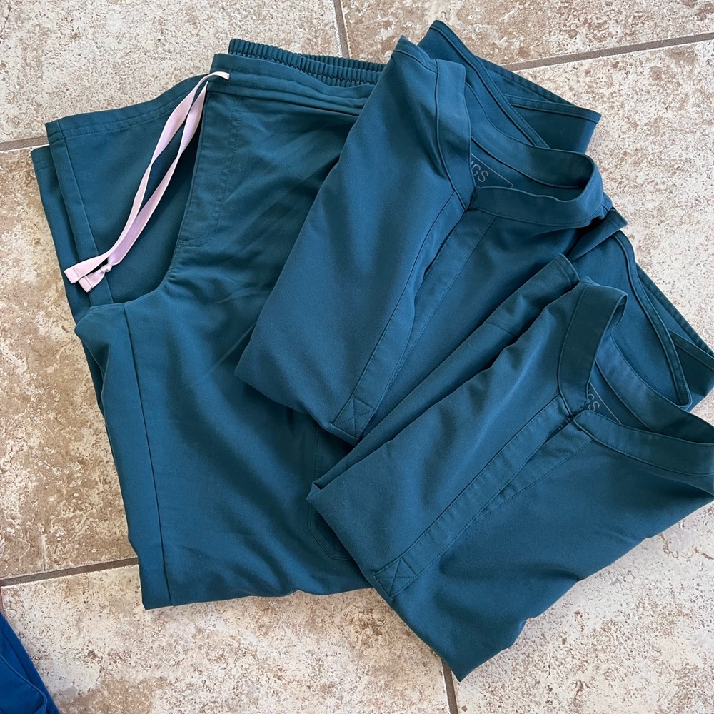 Figs scrub set w| 2 tops